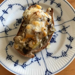 焼きなすと黒にんにくのタルティーヌ